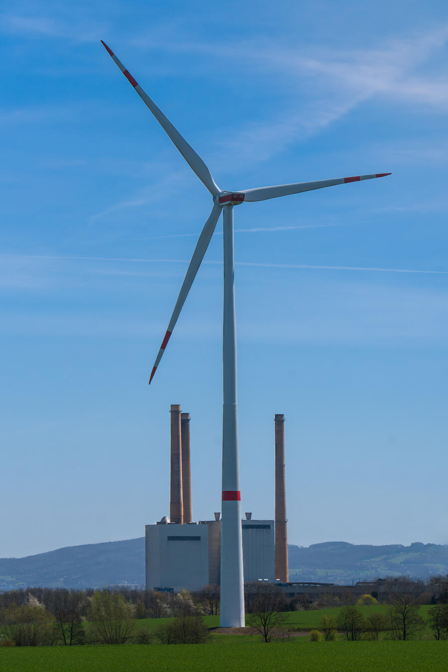 Das stillgelegte Kraftwerk in Porta Westfalica als Denkmal der fossilen Ära, abgelöst durch aktive Windenergiegewinnung im Vordergrund. Eine Dokumentation des vollzogenen Systemwechsels in der Kulturlandschaft.